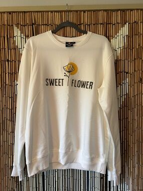 Sweet Flower Cream Graphic Sweatshirt L